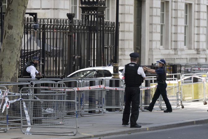 İngiltere'de aracıyla Başbakanlık binasının dışındaki kapılara çarpan kişi gözaltına alındı