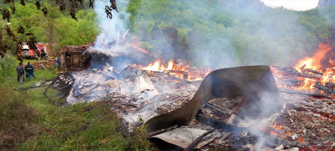 Kastamonu'da yıldırım isabet etmesi sonucu çıkan yangında 2 ev ve ahır zarar gördü