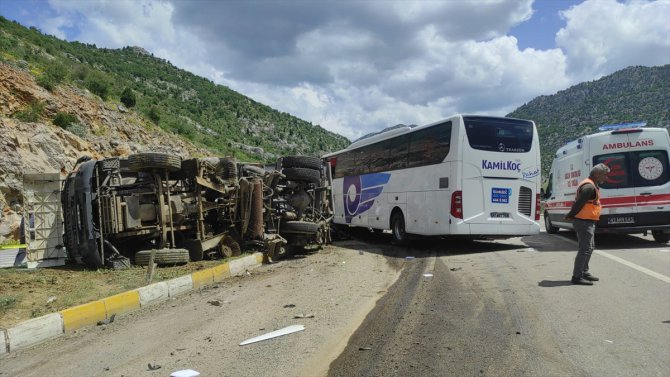 GÜNCELLEME - Konya'da yolcu otobüsünün kamyona çarpması sonucu 1 kişi öldü, 15 kişi yaralandı