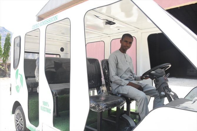 Nijerya'da üniversiteyi bırakıp hava kirliğiyle mücadele için elektrikli araç üretti