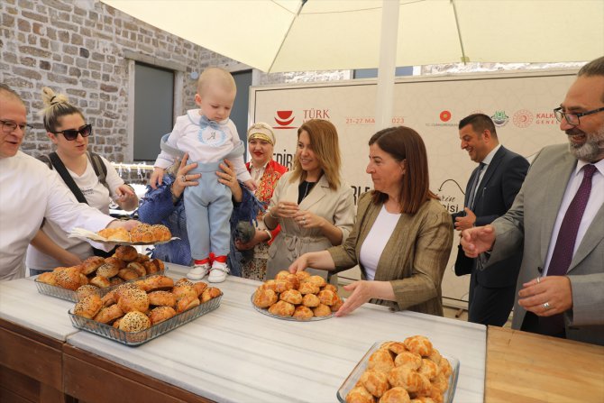 Edirne'de Türk Mutfağı Haftası etkinliklerinde "adım çöreği" ikram edildi