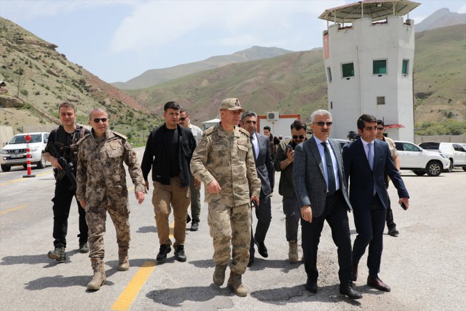 Erzincan Valisi Mehmet Makas, Kemah ilçesindeki üs bölgelerini ziyaret etti