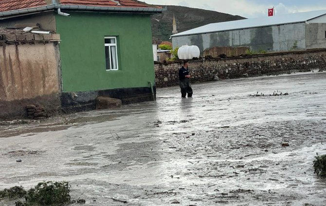 Konya'da etkili olan sağanak yüzünden bazı işyerlerini su bastı