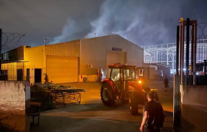 GÜNCELLEME - Sakarya'da traktör fabrikasındaki boyahanede çıkan yangın söndürüldü