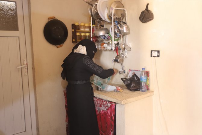 Türkiye’den ayrılan Humuslu anne Suriye'de güvenli bölgedeki briket evde yetimleriyle yaşıyor