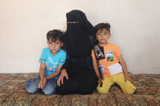 Türkiye’den ayrılan Humuslu anne Suriye'de güvenli bölgedeki briket evde yetimleriyle yaşıyor