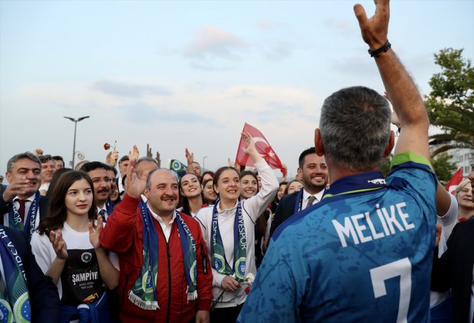 Bakan Varank, Bursa Büyükşehir Belediyespor Kulübü Kadın Hentbol Takımı'nın şampiyonluk kutlamalarına katıldı