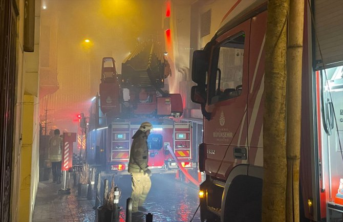 Beyoğlu'nda tadilattaki eğlence mekanında çıkan yangın söndürüldü