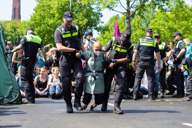Hollanda'da yolu kapatarak eylem yapan 1579 çevreci gözaltına alındı