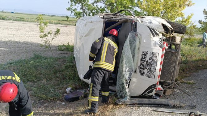 Karaman'da tarım işçilerini taşıyan minibüsün devrilmesi sonucu 16 kişi yaralandı