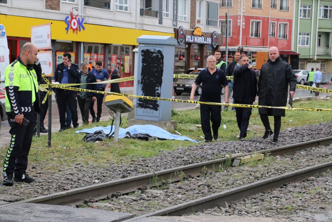 Kütahya'da hemzemin geçitte yolcu treninin çarptığı kişi öldü