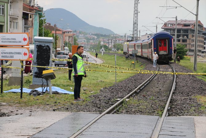 Kütahya'da hemzemin geçitte yolcu treninin çarptığı kişi öldü