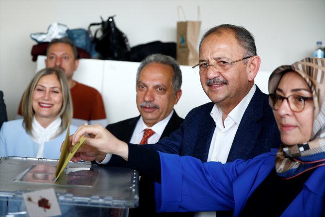AK Parti Genel Başkan Yardımcısı Özhaseki oyunu Kayseri'de kullandı: