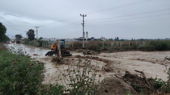 Aydın İncirliova'da sağanak sonrası taşkın nedeniyle bazı evleri su bastı