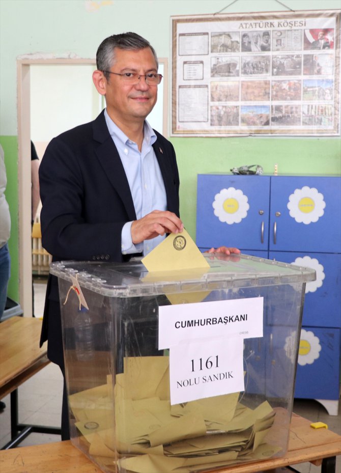 CHP Grup Başkanvekili Özel, Manisa'da oy kullandı