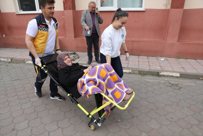 Edirne ve Kırklareli'nde bazı vatandaşlar oy kullanacakları okullara ambulansla geldi