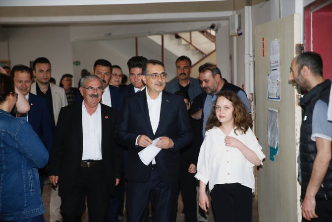 Enerji ve Tabii Kaynaklar Bakanı Dönmez, oyunu Eskişehir'de kullandı: