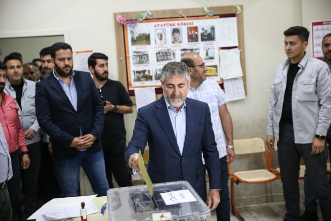 Hazine ve Maliye Bakanı Nureddin Nebati, oyunu Mersin'de kullandı: