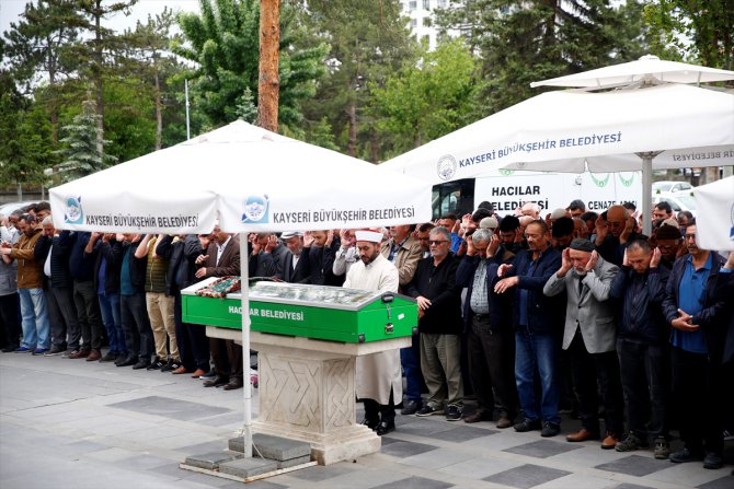 Kayseri'de balkondan düşerek ölen anne ve iki çocuğunun cenazeleri defnedildi