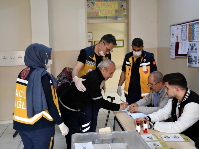 Kırıkkale'de hasta çift sağlık görevlilerinin yardımıyla oy kullandı