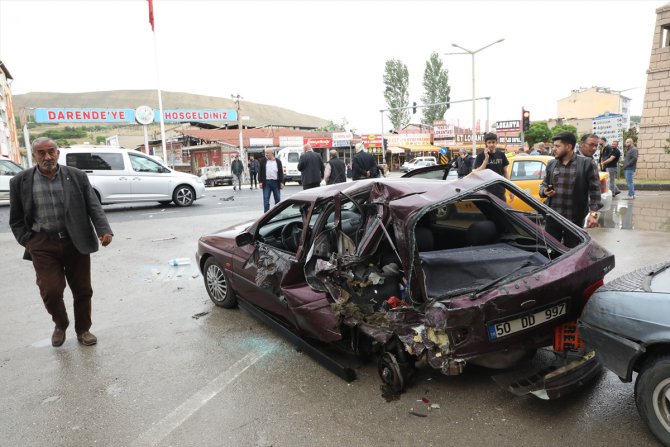 Malatya'da minibüs kırmızı ışıkta bekleyen araçlara çarptı, 7 kişi yaralandı