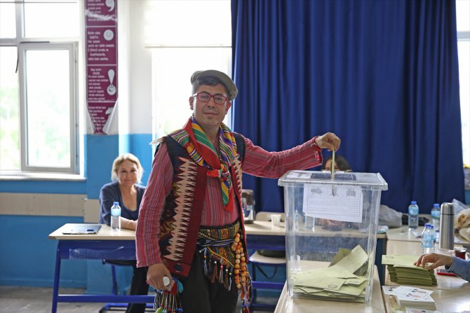 Muğla'da bir kişi oy kullanmaya Yörük kıyafetiyle geldi