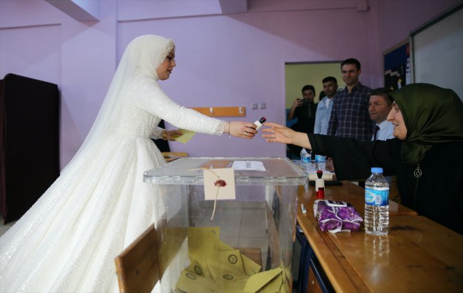 Samsun'da sandığa gelinliğiyle gelen seçmen oy kullandı
