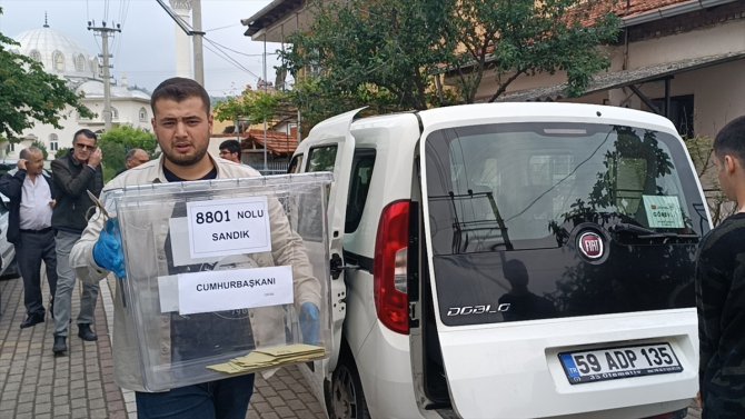 Bursa, Balıkesir ve Bilecik'te hasta veya engelliler ekiplerin yardımıyla oylarını kullandı