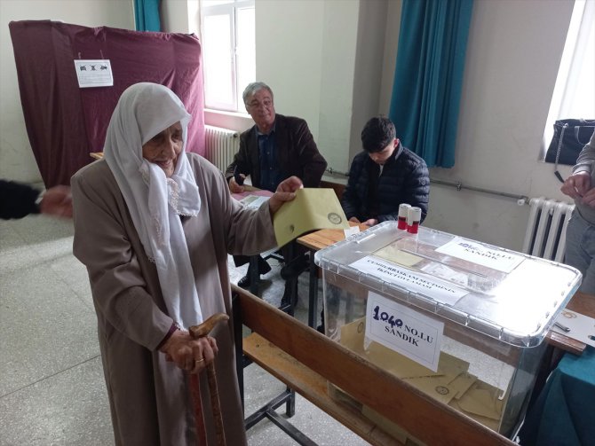 Ordu'da 105 yaşındaki Mehmet Özmen oy kullandı