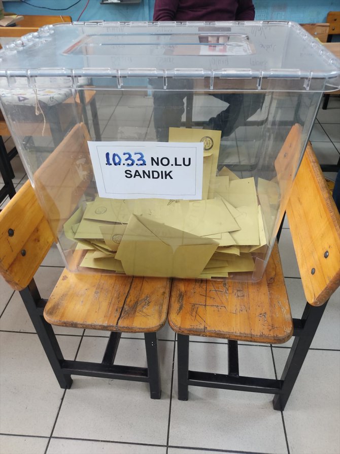 Yalova'da eski CHP İlçe Başkanı sandığa iki zarf atınca tutanak tutuldu