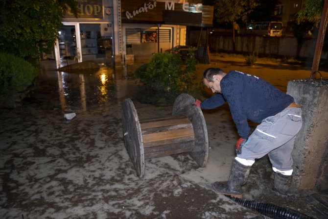 Ankara'nın Sincan ilçesinde sağanak nedeniyle su baskınları yaşandı