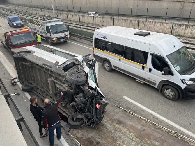 Bursa'da devrilen servis aracının sürücüsü yaralandı