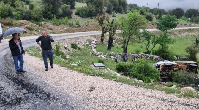 Isparta'da kamyonetin şarampole devrilmesi nedeniyle 1 kişi ölü, 1 kişi yaralandı