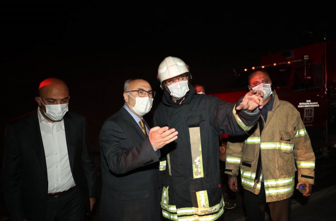 GÜNCELLEME 2 - İzmir'deki Bayraklı Tünelleri'nde tır yandı
