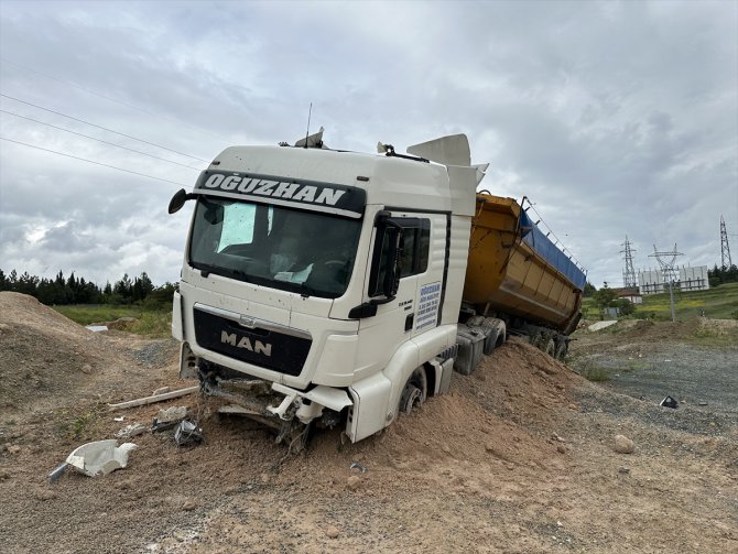 Karabük'te toprak yığınlarına çarpan tırın sürücüsü yaralandı