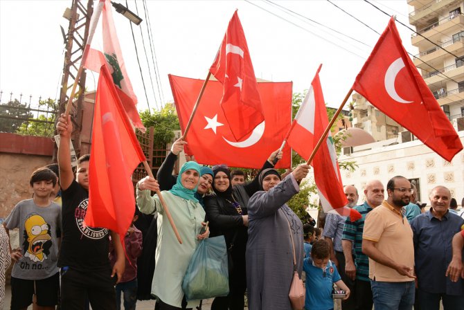 Lübnan'da Türkmenler Cumhurbaşkanı Erdoğan'ın seçim zaferi dolayısıyla tatlı dağıttı
