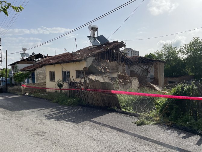 Malatya'da ağır hasarlı kerpiç evin bir kısmı çöktü