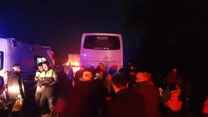 Sakarya'da AK Partili seçmenleri taşıyan otobüsün tıra çarpması sonucu 22 kişi yaralandı