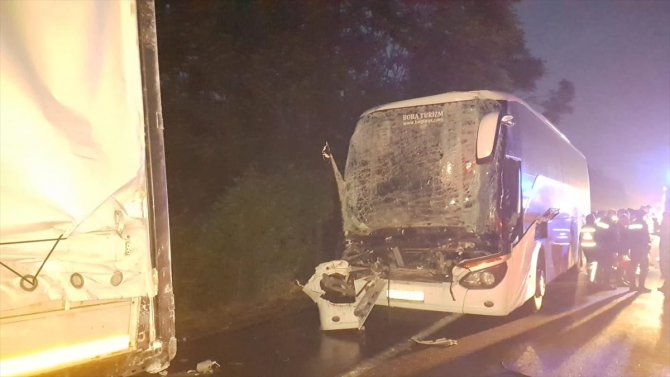 GÜNCELLEME - Sakarya'da AK Partili seçmenleri taşıyan otobüsün tıra çarpması sonucu 28 kişi yaralandı