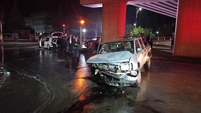 Sivas'ta otomobil ile kamyonetin çarpıştığı kazada 7 kişi yaralandı