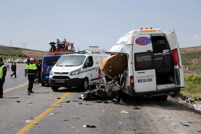 GÜNCELLEME 2 - Sivas'ta tır ile yolcu minibüsünün çarpıştığı kazada 5 kişi öldü