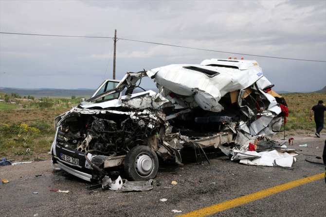 GÜNCELLEME 2 - Sivas'ta tır ile yolcu minibüsünün çarpıştığı kazada 5 kişi öldü