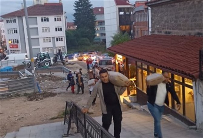 AK Parti'li gençler, "Erdoğan heykeli" için Bolu Belediyesinin önüne çimento torbaları bıraktı