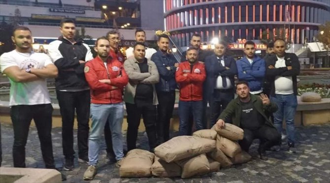 AK Parti'li gençler, "Erdoğan heykeli" için Bolu Belediyesinin önüne çimento torbaları bıraktı