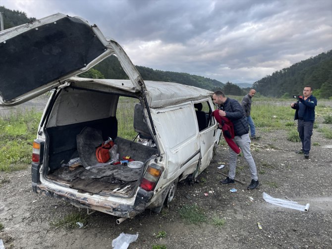 Bolu'da devrilen minibüsteki 2 kişi yaralandı