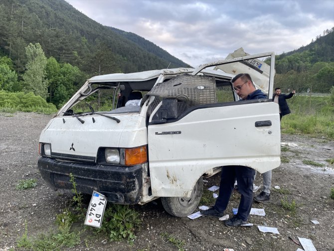 Bolu'da devrilen minibüsteki 2 kişi yaralandı