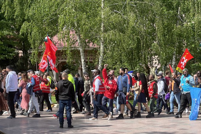 Fransa'da "Disneyland Paris" çalışanları greve gitti