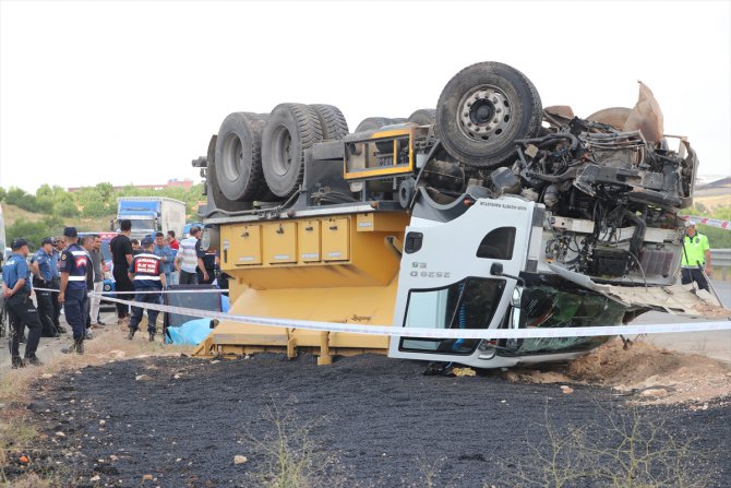 Gaziantep'te kamyonla çarpışan otomobilin sürücüsü öldü