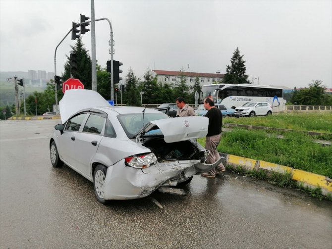 Karabük'te 4 kişinin yaralandığı trafik kazası güvenlik kamerasında