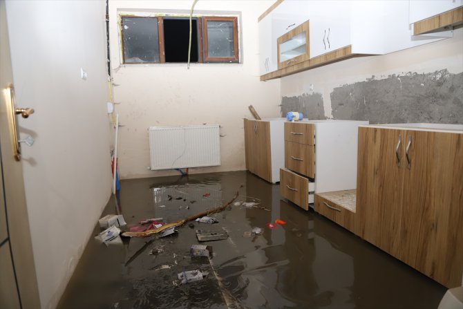 Kars'ta sağanak nedeniyle iş yerleri ve evleri su bastı